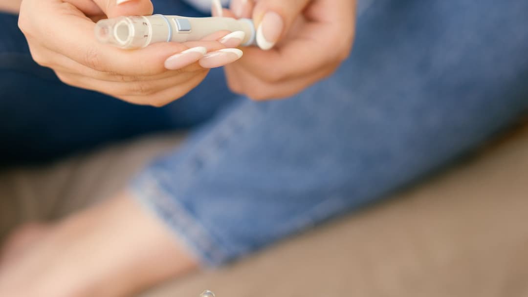 At 3 mg/mL, one insulin-syringe unit is 30 micrograms of BPC-157. The whole chart follows from that.